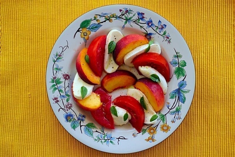 Σαλάτα Caprese με Ροδάκινα