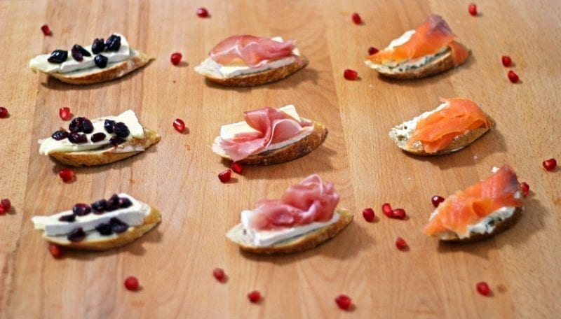 Καναπεδάκια με Σολομό, Προσούτο, Cranberries και Γαλλικά τυριά