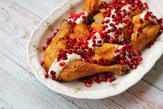 Χριστουγεννιάτικο Κοτόπουλο Ψητό με Σάλτσα Γιαουρτιού και Ρόδι