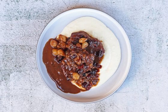 Μοσχάρι στη Γάστρα με Μαύρη Μπύρα και Cranberries