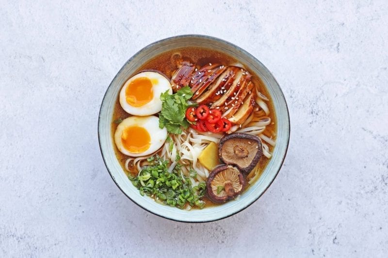 Σούπα Ramen με Κοτόπουλο και Μαριναρισμένο Αυγό
