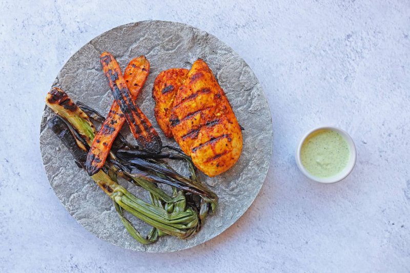 Κοτόπουλο στο BBQ με Ψητά Λαχανικά και Αρωματικό Γιαούρτι