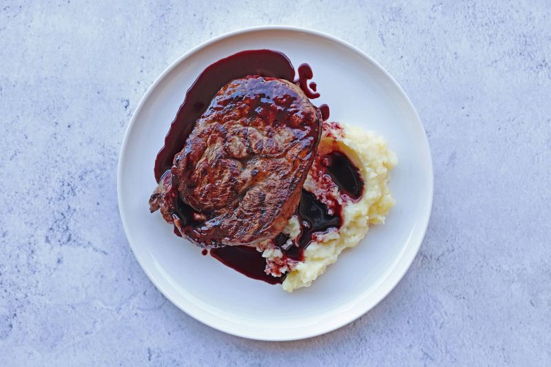 Rib Eye με Πουρέ και Σάλτσα Κρασιού