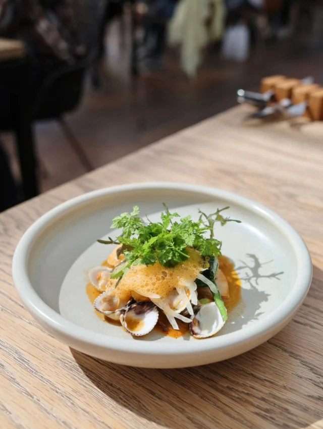 Αχιβάδες με αφρό μπουγιαμπέσας 🤤
.
.
.
#AlwaysHungryGR #cockles #seafood #amsterdam #visitamsterdam #amsterdamrestaurant #michelinguide #michelinstar #michelingreenstar