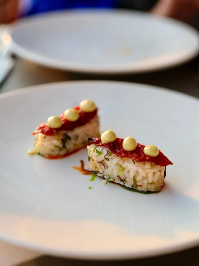 Nigiri με άρωμα γεμιστών στο νέο εστιατόριο @amoni.restaurant.kimolos στο Καλαμίτσι. Η Κίμωλος αποκτά φέτος έναν νέο γαστρονομικό λόγο για να την επισκεφτείς!

#AlwaysHungryGR #amoni #amonikimolos #esperakimolos #kimolos #visitkimolos #nigiri #greekfood #gemista #foodblogger