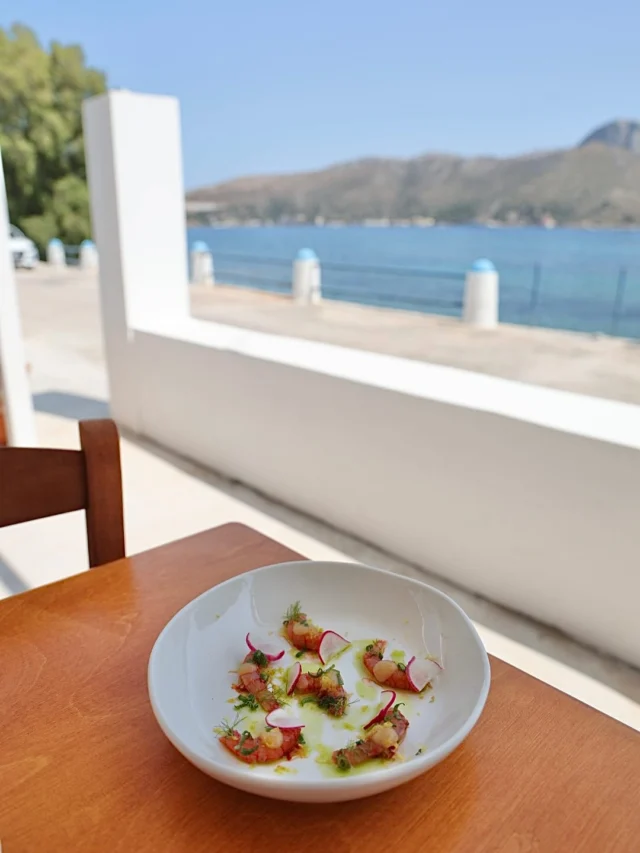 🍽️ Στο δεύτερο μόλις καλοκαίρι του, το Σέρζα στη Λέρο έχει ήδη ξεχωρίσει. Μια όμορφη αυλή δίπλα στη θάλασσα, πιάτα με τοπικά υλικά που φτιάχνονται με μεράκι και μια κάβα που σίγουρα θα σε ικανοποιήσει 😉

#AlwaysHungryGR #leros #visitleros #greece #greekfood #greeksummer #summeringreece #serza #serzaleros